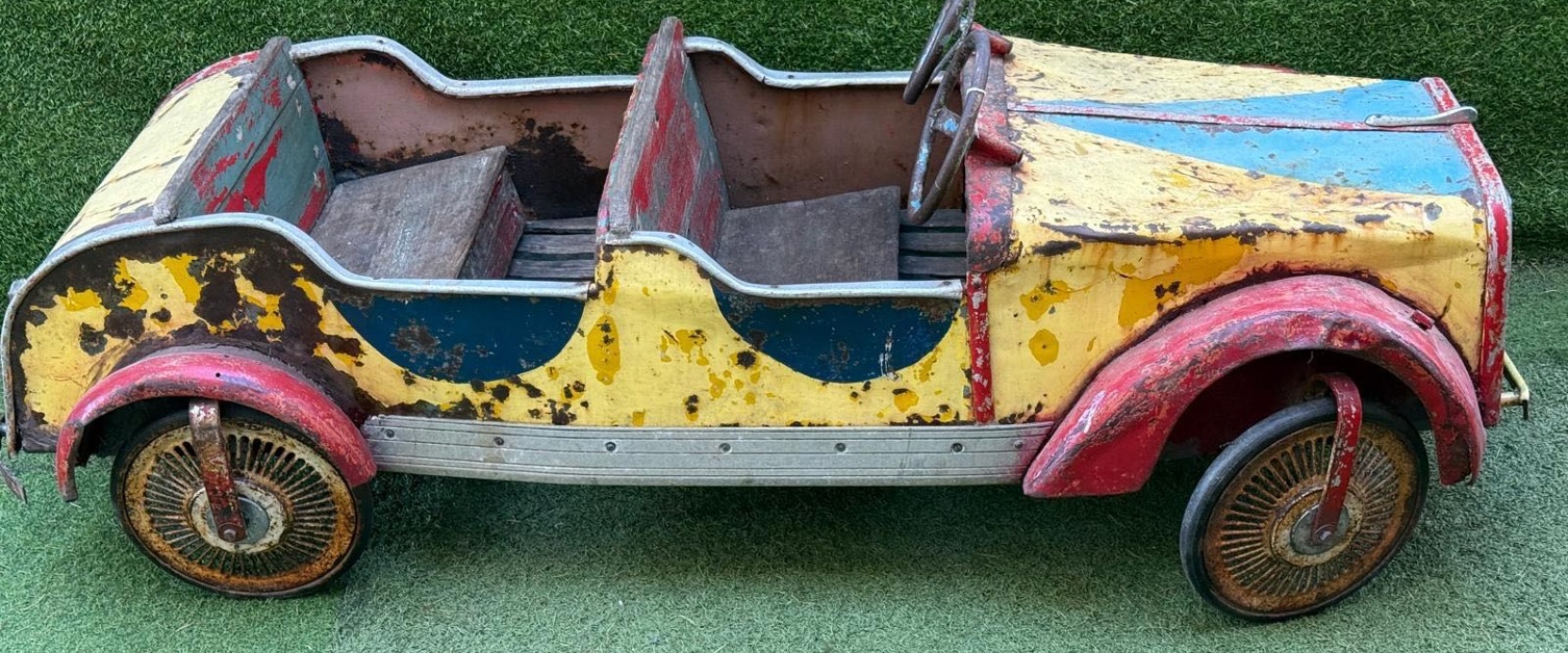 Voiture &agrave; p&eacute;dales biplace rouge et jaune
