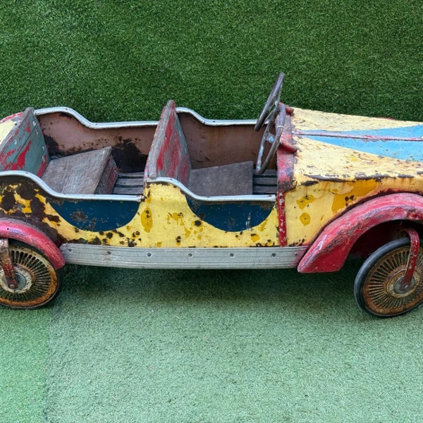 Voiture &agrave; p&eacute;dales biplace rouge et jaune