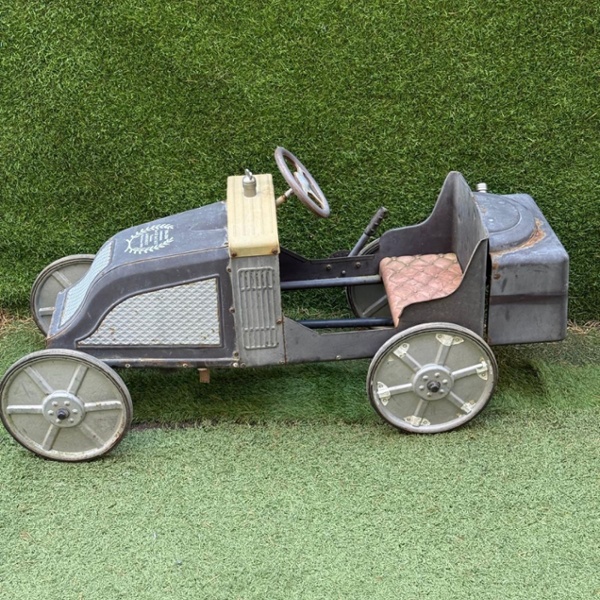 Voiture &agrave; p&eacute;dales Renault noire