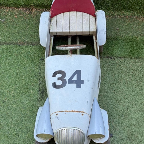 Voiture &agrave; p&eacute;dales blanche 3
