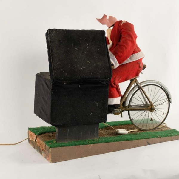 Le p&egrave;re no&euml;l sur son triporteur 3