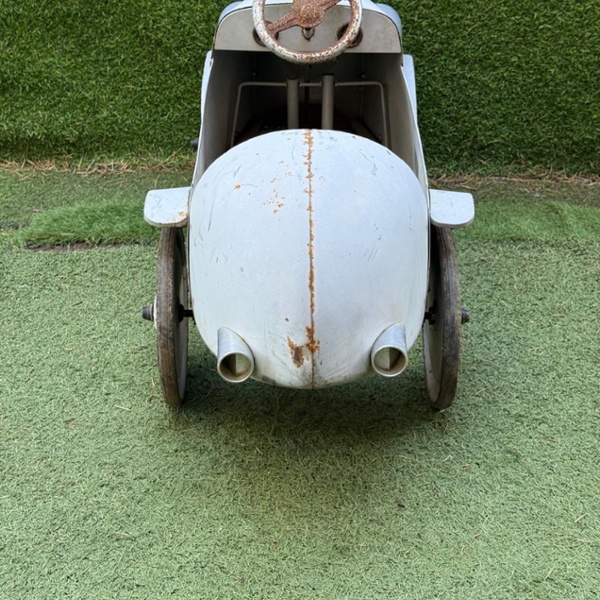 Voiture &agrave; p&eacute;dales blanche 1