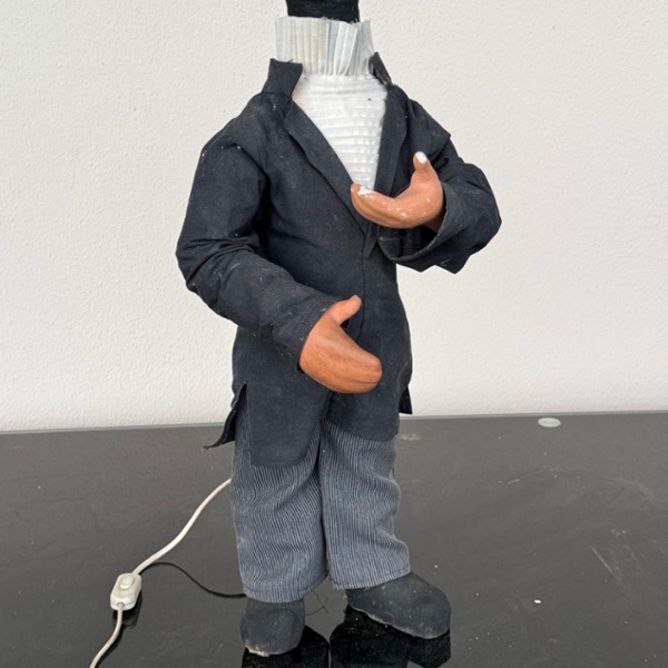 L'homme à la veste noire 1